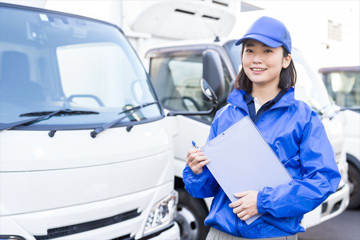 《さいたま市岩槻区》週払いOK・3ｔ車での食品などの店舗配送ドライバー！（週休2日・夜勤）