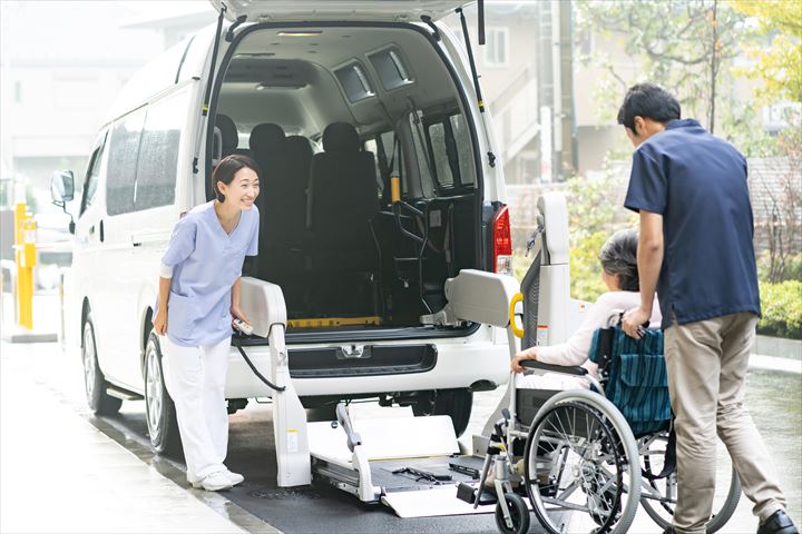 《あきる野市》週払いOK・普通車でのデイサービス利用者の送迎ドライバー！（高時給・AT限定）