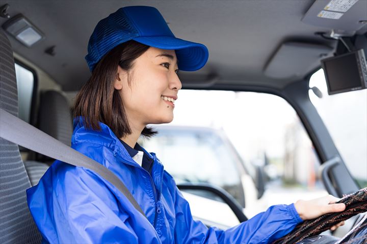 《高崎市》週払いOK・4ｔ車での食品のセンター間配送ドライバー！（高収入・夜勤）