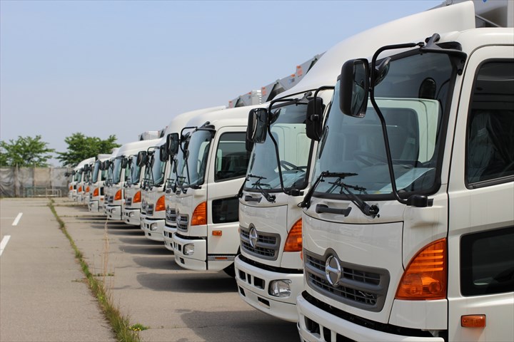 《富士市》週払いOK・4ｔ車での玩具や資材のセンター間集配ドライバー！（高時給・土日祝休み）