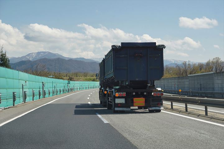 《大阪市西淀川区》週払いOK・3ｔ～大型車での鉄くずなどの産廃収集運搬ドライバー！（高時給・土日祝休み）