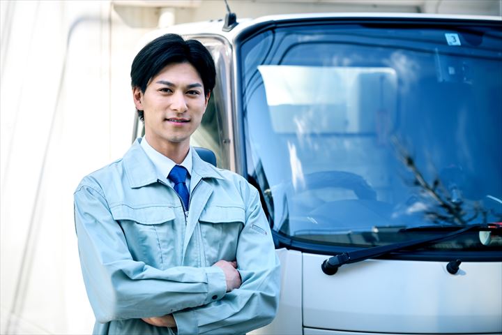 《茨木市》週払いOK・4ｔ車でのチルド食品などの店舗配送ドライバー！（Web面接OK・週休2日）