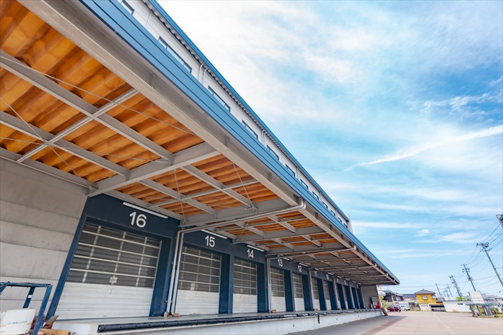 《太田市》週払いOK・大型車でのお菓子のセンター間配送ドライバー！（Web面接OK・負担少なめ）