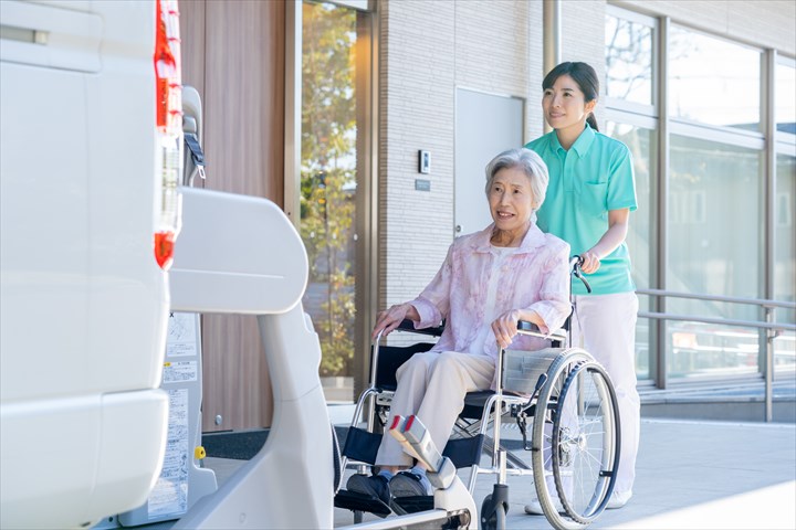 《世田谷区》週払いOK・施設利用者の介護サポート業務兼送迎ドライバー！（高時給・シニア活躍中）