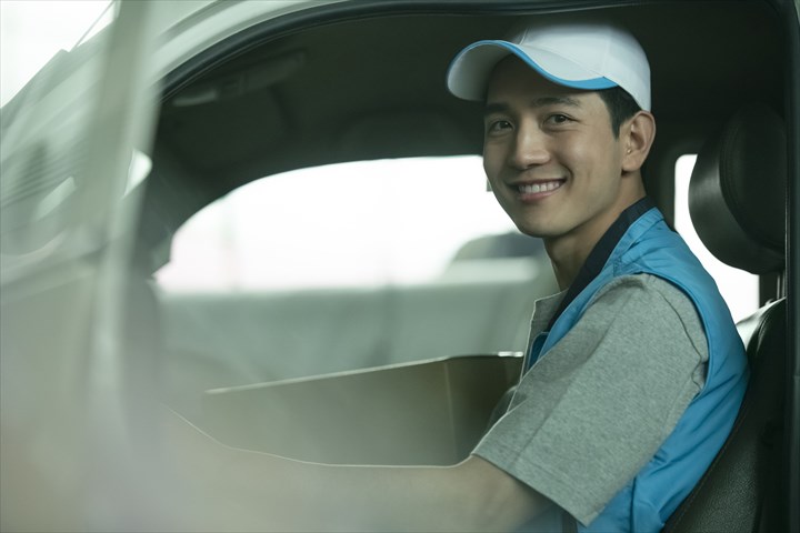 《四日市市》週払いOK・2ｔ車でのタイヤの店舗配送ドライバー！（高時給・曜日固定休み）