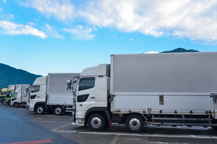 《春日井市》週払いOK・4ｔ車～大型車での常温食品の店舗配送ドライバー！（Web面接OK・高収入）