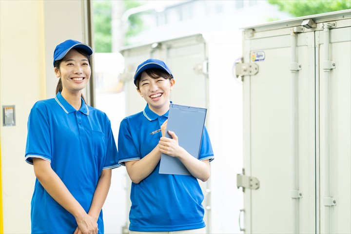 《厚木市》週払いOK・4ｔ車でのドライ商品のセンター間配送ドライバー！（Web面接OK・高時給）