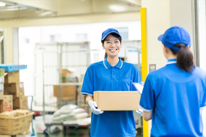 《西多摩郡瑞穂町》週払いOK・4ｔ車でのチルド品センター間配送ドライバー！（週休2日・残業ほぼなし）