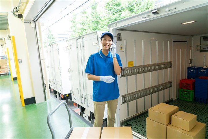 《久世郡久御山町》週払いOK・4ｔ車でのチルド食品の店舗配送ドライバー！（Web面接OK・短時間4:30～9:00）