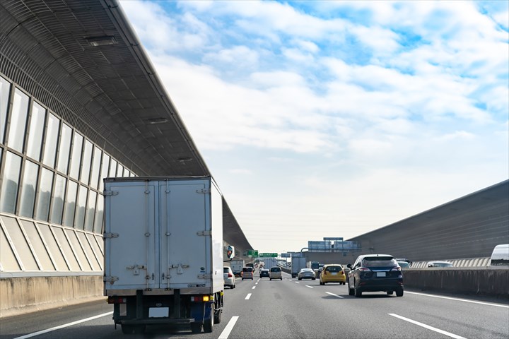 《茨木市》週払いOK・4ｔ車でのチルド食品などの店舗配送ドライバー！（Web面接OK・週休2日）