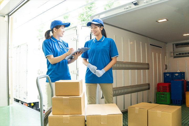 《猿島郡五霞町》週払いOK・4ｔ車での冷凍食品の店舗配送ドライバー！（週休2日・日勤）