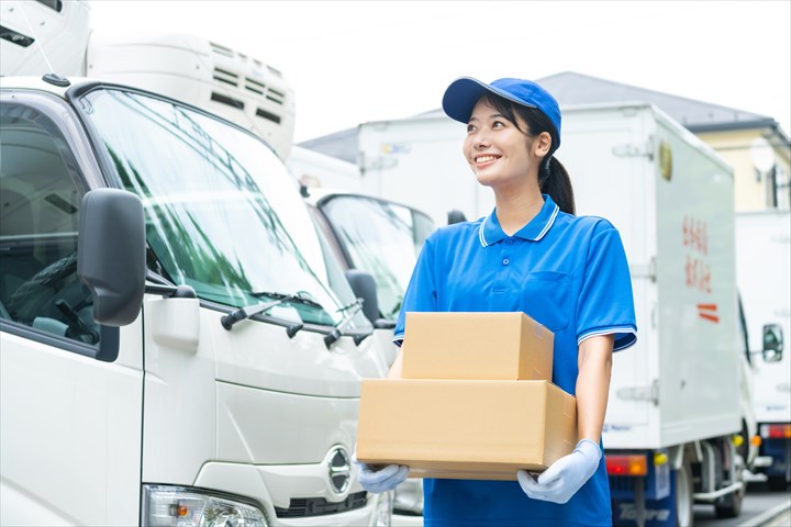 《東大阪市》週払いOK・2ｔ車でのアパレル商品の集配ドライバー！（Web面接OK・週休2日）