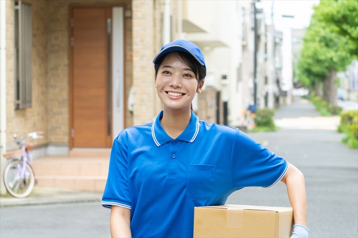 《江東区》週払いOK・3ｔ～4ｔ車でのデパートなどで扱うお菓子の配送ドライバー！（高収入・週休2日）