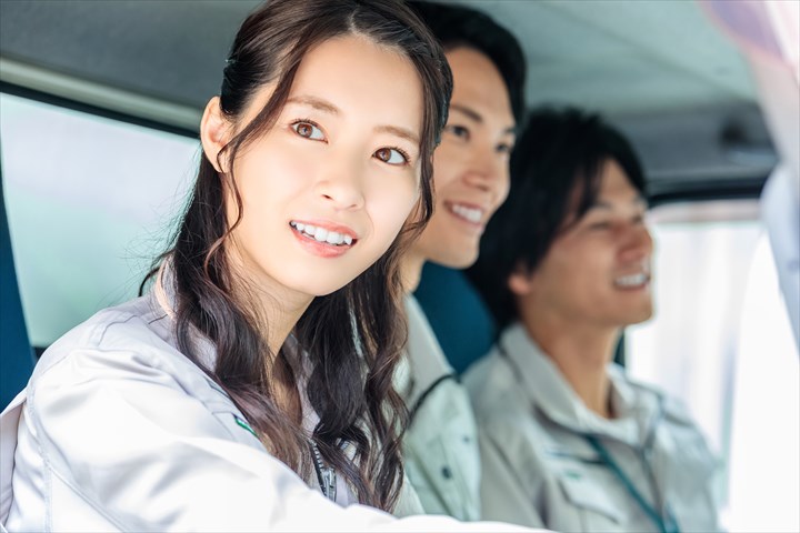 《横浜市中区》週払いOK・4ｔ車での雑貨類のセンター間配送ドライバー！（高時給・期間限定2021年4月10日迄）