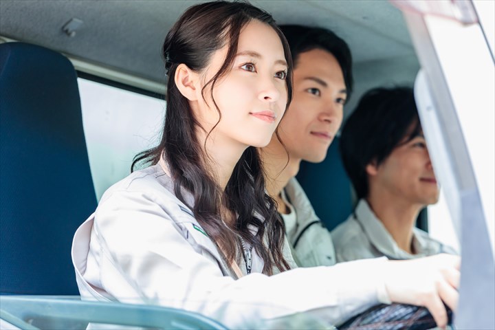 《板橋区》週払いOK・2ｔ車でのパン原料の店舗配送ドライバー！（（Web面接OK・高収入）