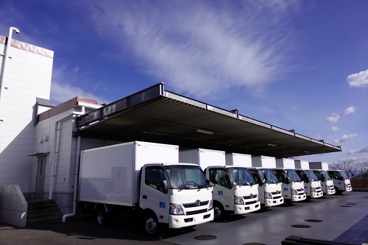 《船橋市》週払いOK・2ｔ車でのチルド・ドライ品の店舗配送ドライバー！（高収入・週休2日）