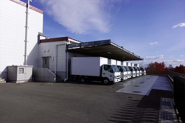 《春日井市》週払いOK・2ｔ車での企業向け一般貨物の集配ドライバー！（日勤・固定休み）