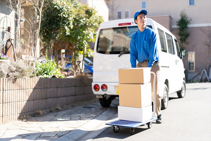 《大阪市平野区》週払いOK・普通車でのレンタル介護用品の配送ドライバー！（Web面接OK・土日祝休み）