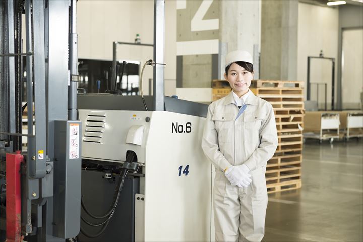 《伊勢崎市》週払いOK・フォークリフトを使用したプラスチック製品の入出庫スタッフ！（土日休み・負担少なめ）