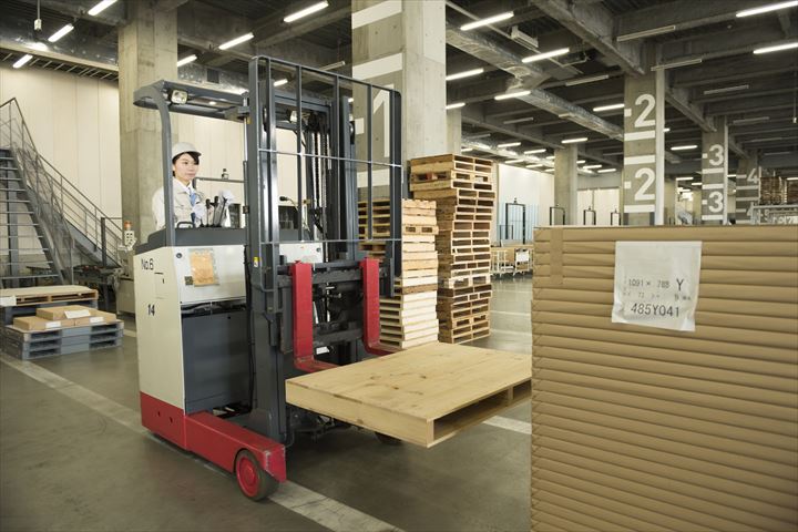 《宇都宮市》週払いOK・リーチフォークを使用した輸送用クレートの入出庫作業スタッフ！（高時給・週休2日）