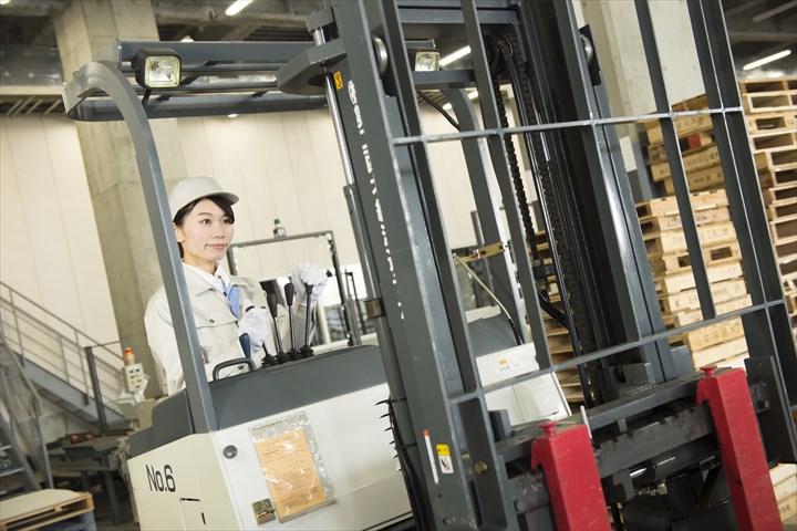 《市川市》週払いOK・フォークリフトを使用した飲料の入出庫作業スタッフ！（Web面接OK・週休2日）