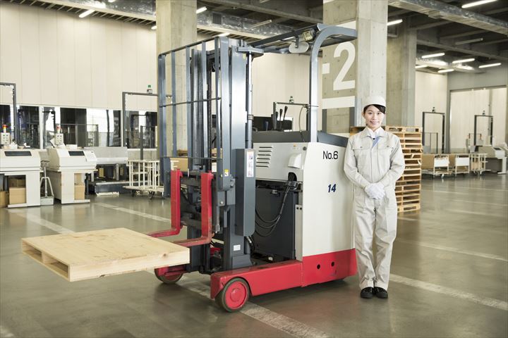 《富士市》週払いOK・カウンターフォークを使用した建築資材などの入出庫作業スタッフ！（土日祝休み・日勤帯）