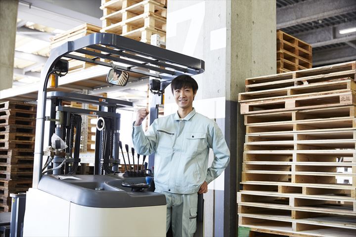 《松戸市》週払いOK・フォークリフトを使用したプラスチック製品の入出庫作業スタッフ！（Web面接OK・高時給）
