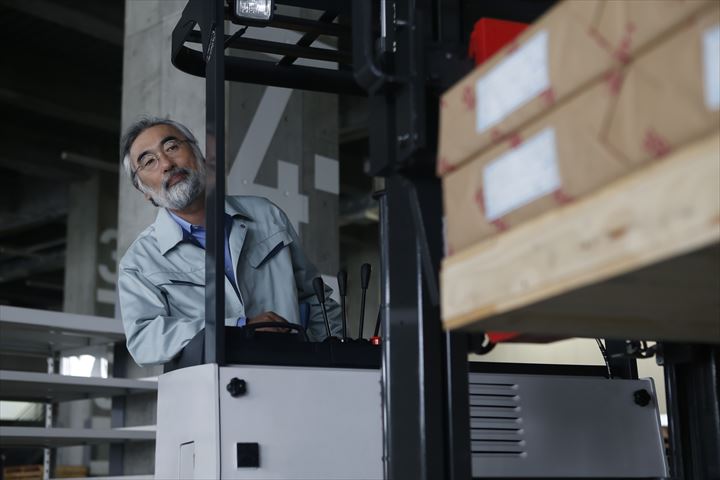 《江東区》週払いOK・フォークリフトを使用した玩具類の入出庫作業スタッフ！（高時給・土日休み）