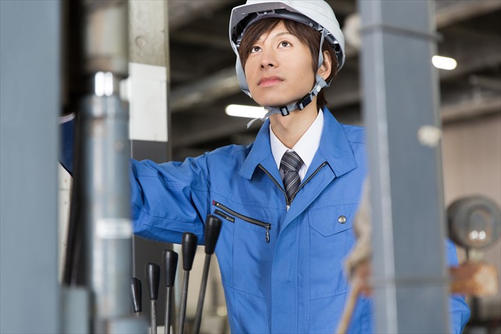 《綾瀬市》週払いOK・フォークリフトでの作業及び増トン車での構内移動スタッフ！（週休2日・シニア活躍中）