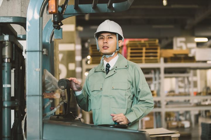 《愛知郡愛荘町》週払いOK・フォークリフトを使用した冷凍食品の入出庫作業スタッフ！（高時給・週休2日）