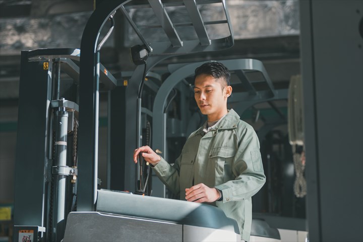 《比企郡吉見町》週払いOK・リーチフォークを使用したプラスチック製品の入出庫スタッフ！（土日休み・夜勤帯）