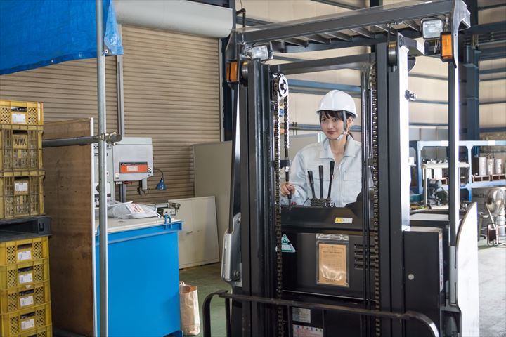 《戸田市》週払いOK・フォークリフトでの冷凍食品の入出庫作業スタッフ！（日曜固定休み・日勤）