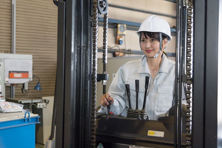 《江東区》週払いOK・リーチフォークでの青果の搬入スタッフ！（高収入・週休2日）