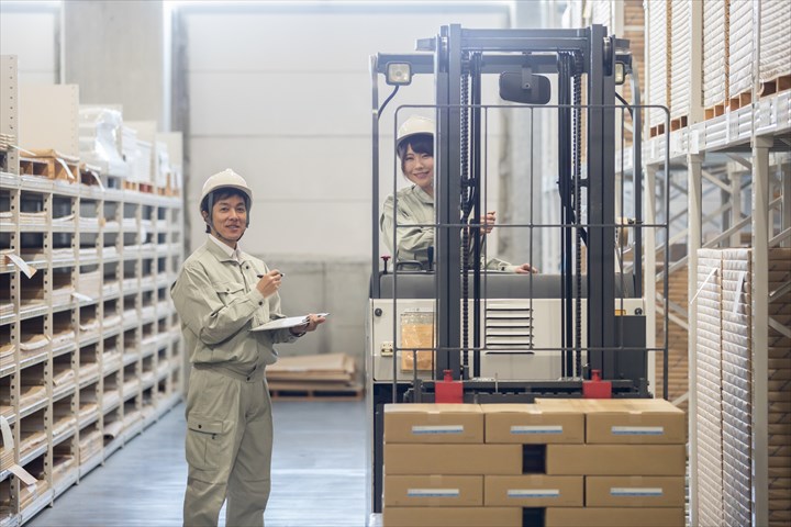 《厚木市》週払いOK・フォークリフトでの食品や雑貨の入出庫作業スタッフ！（高時給・夜勤）