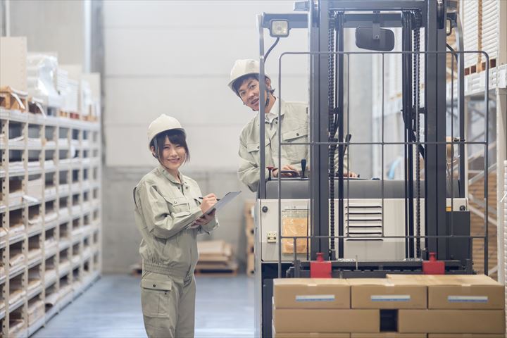 《さいたま市北区》週払いOK・フォークリフトでの精密機械の入出庫スタッフ！（土日祝休み・業務延長ほぼ無し）