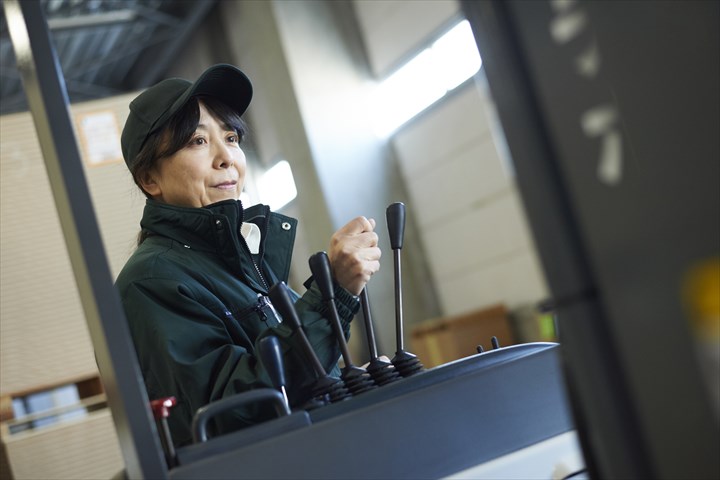 《大阪市西成区》週払いOK・リーチフォークを使用した食品などの入出荷スタッフ！（曜日固定休み・1ヶ月のみの短期・駅チカ）