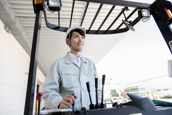 《摂津市》週払いOK・冷蔵倉庫内での食品の入出庫作業及びフォークでの運搬作業スタッフ！（Web面接OK・週休2日）