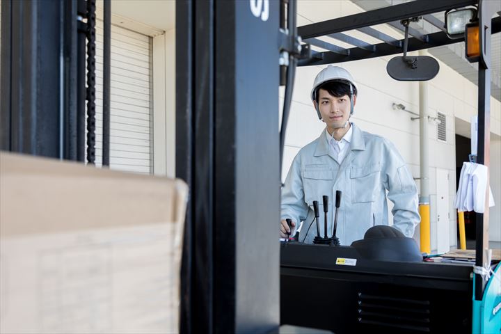 《厚木市》週払いOK・フォークリフトでの飲料品の入出庫作業スタッフ！（土日祝休み・高時給）