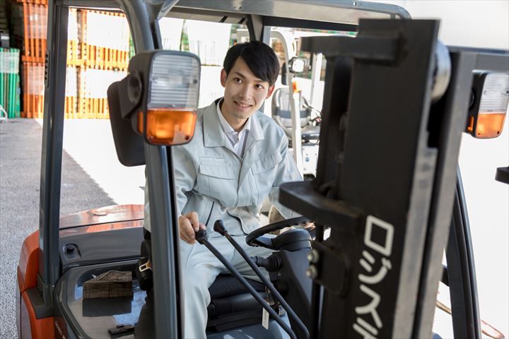 《久世郡久御山町》週払いOK・カウンターフォークでの物流センター内での入出庫作業スタッフ！（Web面接OK・土日祝休み）