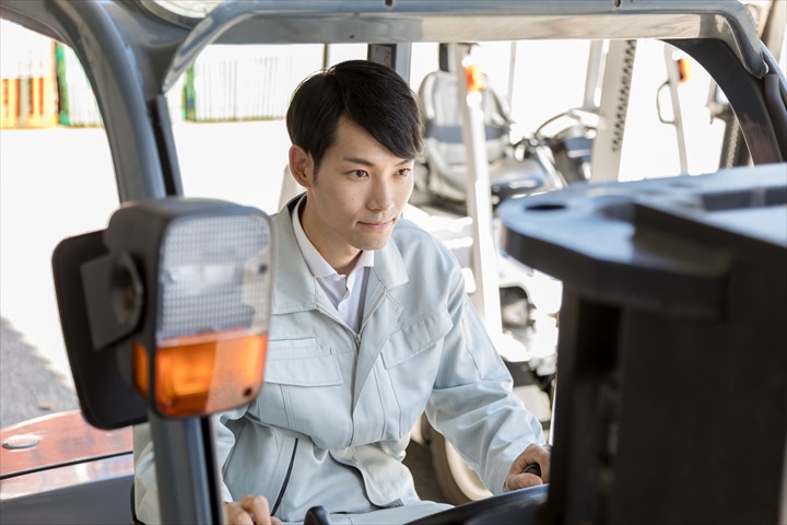 《栃木市》週払いOK・カウンターフォークでの食品類の入出庫作業スタッフ！（土日休み・週3～相談OK）