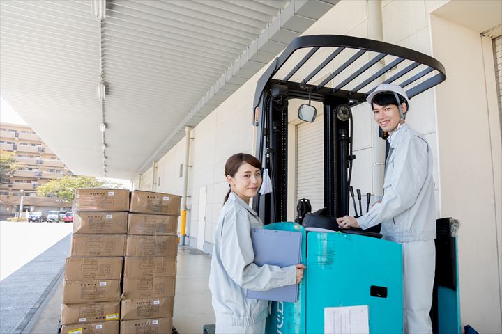 《川崎市川崎区》週払いOK・リーチフォークを使用した倉庫内での常温食品の入出庫作業スタッフ！（Web面接OK・日勤）