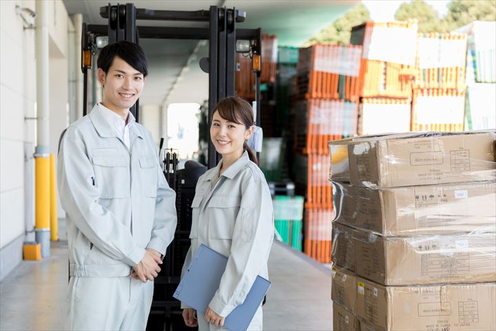 《千葉市美浜区》週払いOK・フォークリフトでの食品の入出庫作業スタッフ！（週休2日・日勤）