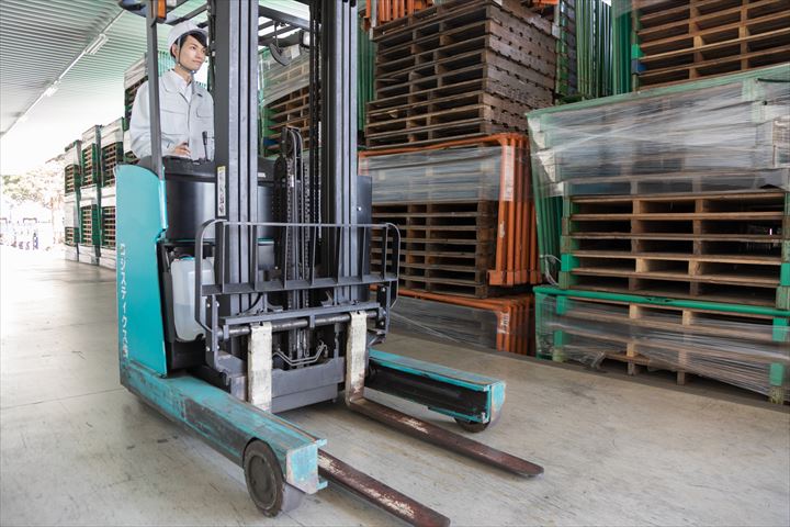 《大阪市住之江区》週払いOK・リーチフォークを使用した食品の入出庫作業スタッフ！（17:00～22:00短時間も相談可能・日勤帯）