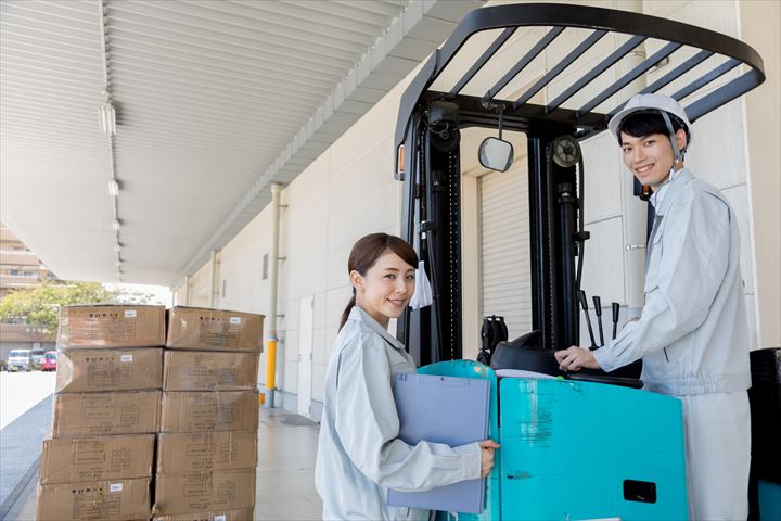 《伊賀市》週払いOK・フォークリフトでの電気機器の入出庫作業スタッフ！（土日祝休み・日勤）