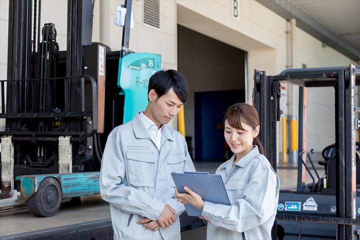 《綾瀬市》週払いOK・フォークリフトでの食品や雑貨の入出庫作業スタッフ！（高時給・週休2日）