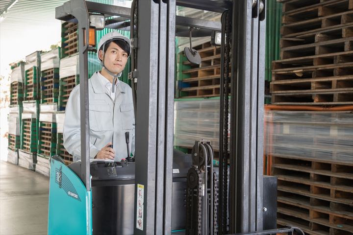 《成田市》週払いOK・リーチフォークの食品の出庫作業スタッフ！（18:00～1:00短時間・週休2日）