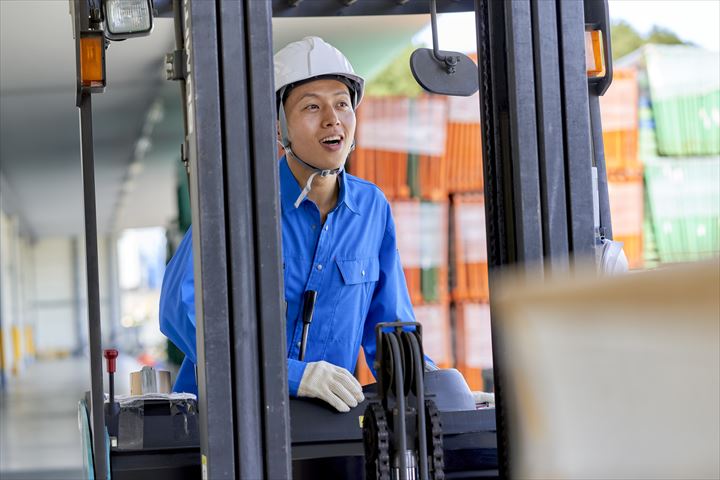 《西春日井郡豊山町》週払いOK・リーチフォークでの食品の入出庫作業スタッフ！（週休2日・残業ほぼなし）