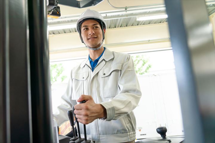 《丹波篠山市》週払いOK・倉庫内にてフォークリフトを使用した一般貨物の入出庫作業スタッフ！（シニア活躍中・日勤帯）