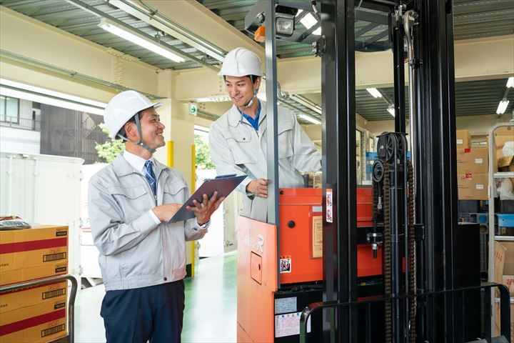 《山武市》週払いOK・自動車部品のセンターでのフォークリフト作業員！（高時給・土日祝休み）