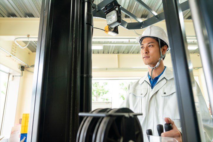 《川崎市高津区》週払いOK・フォークリフトでのプラスチック資材などの入出庫スタッフ！（Web面接OK・土日祝休み）